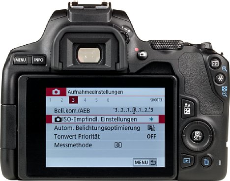 Bild Mit dem hellen 3"-Touchscreen kann man alle Einstellungen an der Canon EOS 250D vornehmen sowie das Live-View nutzen oder Fotos beziehungsweise Videos anschauen. Zum besseren Schutz lässt sich der Monitor einfach zur Kamera klappen. [Foto: MediaNord]