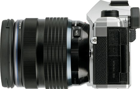 Bild An der Seite besitzt das OM System 12-40 mm F2.8 ED Pro II einen Funktionsknopf, der über das Kameramenü programmiert werden kann. [Foto: MediaNord]