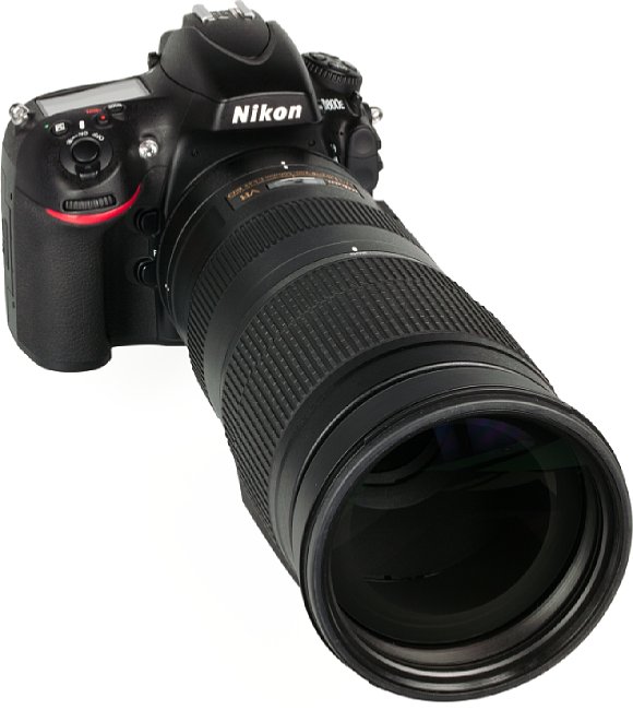 Bild Mit so einem großen Objektiv wie dem Nikon AF-S 200-500 mm 1:5.6E ED VR ist selbst die D800E nicht mehr "gut ausbalanciert". Dennoch lässt sich die Kombination dank des Bildstabilisators frei Hand verwenden. [Foto: MediaNord]