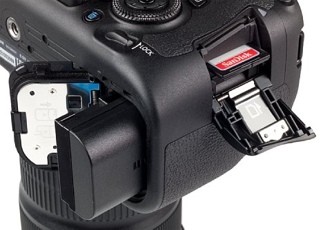 Bild Die Canon EOS 6D Mark II besitzt lediglich einen Speicherkarteneinschub, der aber immerhin seitlich sitzt. Der große AKku spendet Saft für 1.200 Aufnahmen nach CIPA-Messverfahren. [Foto: MediaNord]