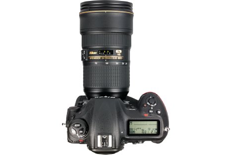 Bild Aufnahmeinformationen zeigt die Nikon D5 getrennt auf ihren beiden LC-Displays an. So lässt sich etwas die ISO-Empfindlichkeit nur auf dem rückwärtigen Display ablesen. [Foto: MediaNord]