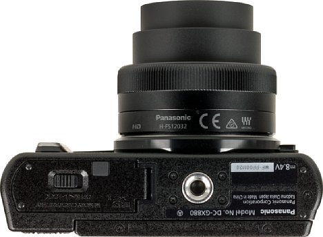 Bild Das Stativgewinde der Panasonic Lumix DC-GX880 sitzt in der optischen Achse, was bei einer so kompakten Kamera beileibe keine Selbstverständlichkeit ist. Eine sehr kleine Stativwechselplatte blockiert nicht einmal das Akkufach. [Foto: MediaNord]