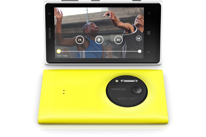 Bild Das 15:9-Display des Nokia Lumia 1020 füllt den größten Teil der Front aus, daneben befinden sich die drei Sensortasten. Auf der Rückseite fällt das große Kameramodul mit Xenon-Blitz auf. [Foto: Nokia]
