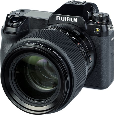 Bild Trotz großer Glasmassen fokussiert das Fujifilm GF 80 mm F1.7 R WR flott. Im manuellen Fokus sorgt die Massenträgheit zusammen mit der elektronischen Verstellung allerdings für leichte Verzögerungen. [Foto: MediaNord]