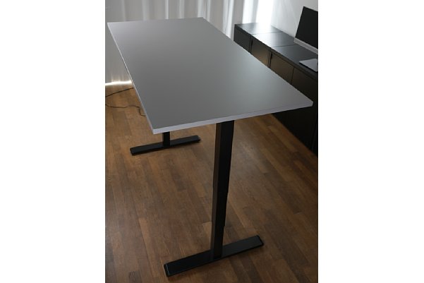Bild Der Liftor-Tisch mit drei Segmenten ist über 100 Kilogramm belastbar und kann in einem weiten Bereich motorisch höhenverstellt werden. [Foto: MediaNord]