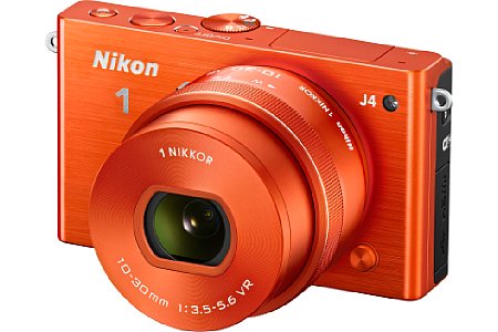 Nikon 1 J4 mit 10-30 mm Objektiv in Schwarz. [Foto: Nikon]