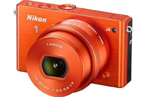 Bild Nikon 1 J4 mit 10-30 mm Objektiv in Orange. [Foto: Nikon]