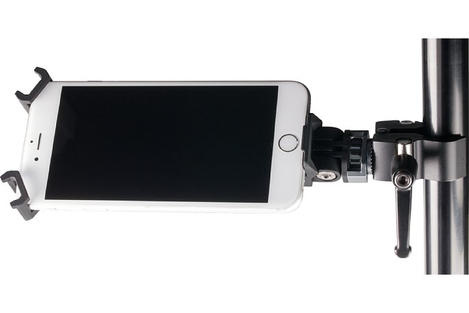 Bild Die Smartphone-Halterung des Hama Selfie 100 Panorama Selfie-Sticks kann z. B. mit einer Manfrotto Nano Clamp (nicht mitgeliefert) an anderen Rohren befestigt werden, z. B. an einem normalen Fotostativ (in diesem Beispiel horizontal). [Foto: MediaNord]