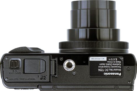 Bild Das Stativgewinde der Panasonic Lumix DC-TZ96 ist zwar aus Metall, liegt jedoch außerhalb der optischen Achse. [Foto: MediaNord]