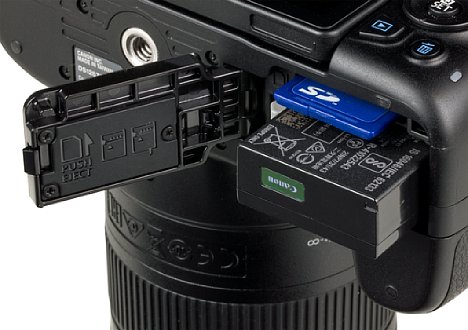 Bild Akku und Speicherkarte teilen sich bei der Canon EOS 250D ein gemeinsames Fach. Verzichtet man auf das Live-View, reicht der Akku für gut 1.000 Aufnahmen. [Foto: MediaNord]