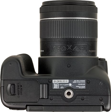 Bild Das Stativgewinde der EOS 250D ist recht dicht an der Kamerarückseite zu finden, sitzt aber in der optischen Achse des Objektivs. [Foto: MediaNord]