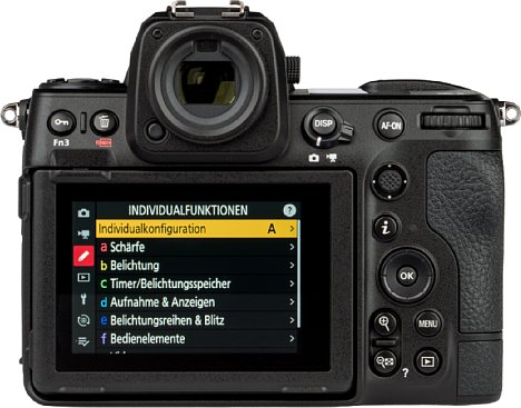 Bild Der rückwärtige Touchscreen der Nikon Z 8 lässt sich nicht nur nach oben und unten klappen, sondern auch seitlich. Beeindruckend groß zeigt sich der elektronische Sucher. [Foto: MediaNord]