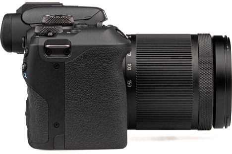 Bild Der große Handgriff der Canon EOS R10 sorgt auch dank der Gummierung für prima Halt. [Foto: MediaNord]