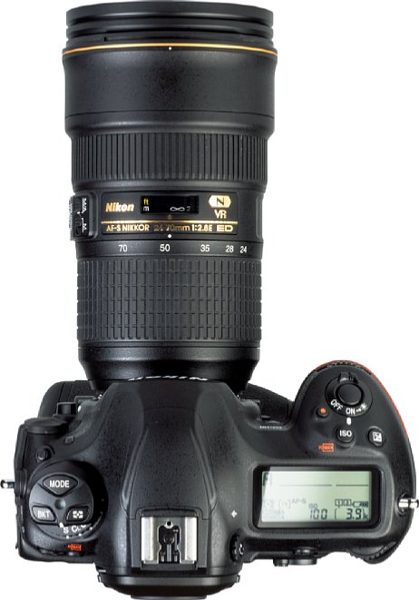Bild Aufnahmeinformationen zeigt die Nikon D6 getrennt auf ihren beiden LC-Displays an. So lässt sich etwa die ISO-Empfindlichkeit nur auf dem rückwärtigen Display ablesen. [Foto: MediaNord]