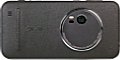 Auf der Rückseite des Asus ZenFone Zoom nimmt das Kameramodul prominent seinen Platz ein. An dieser Stelle ist das Gerät knapp 12 mm dick. Zum Rand hin wird es dann zunehmend dünner. [MediaNord]