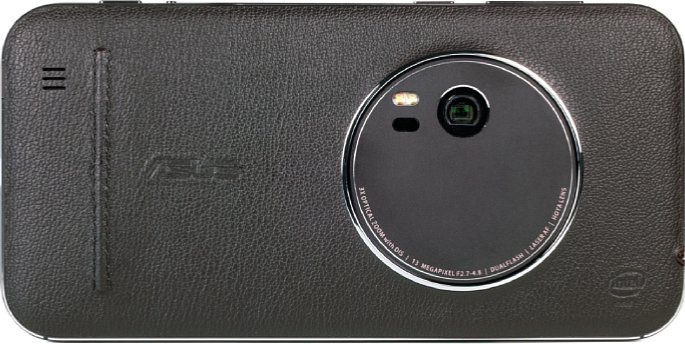 Bild Auf der Rückseite des Asus ZenFone Zoom nimmt das Kameramodul prominent seinen Platz ein. An dieser Stelle ist das Gerät knapp 12 mm dick. Zum Rand hin wird es dann zunehmend dünner. [Foto: MediaNord]