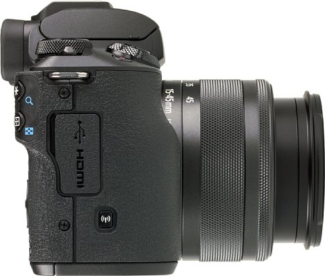 Bild Auf der Griffseite bietet die Canon EOS M50 eine Micro-HDMI- und eine Micro-USB-Schnittstelle. Leider lässt sich der Akku über letztere nicht aufladen. Vorbildlich sind hingegen die Drahtlosfunktionen (WLAN, Bluetooth und NFC). [Foto: MediaNord]