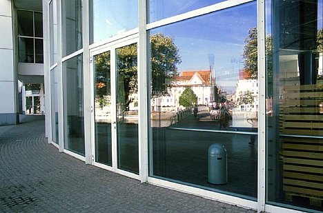 Bild Umgebung kontrastiert mit modernem Spiegelbau [Foto: Jürgen Rauteberg]