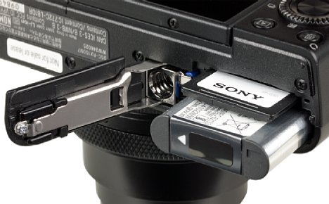 Bild Der kleine Lithium-Ionen-Akku der Sony RX100 VII reicht lediglich für gut 260 Aufnahmen. Das SD-Speicherkartenfach ist leider nicht zum schnellen UHS-II-Standard kompatibel. [Foto: MediaNord]