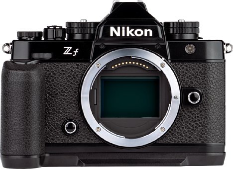 Bild Der optionale Handgriff von Smallrig ist bei der Nikon Z f aufgrund ihrer glatten Belederung quasi Pflicht, sobald das Objektiv größer und schwerer ist als eine Mini-Festbrennweite. [Foto: MediaNord]