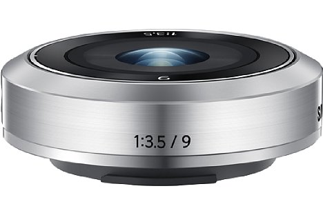 Bild Das Samsung NX-M 9 mm F3.5 ED ist zwar schön klein, es gibt aber keinen Objektivdeckel und die mittelmäßige Bildqualität wird sogar vom 9-27 mm Zoom übertrumpft. [Foto: Samsung]