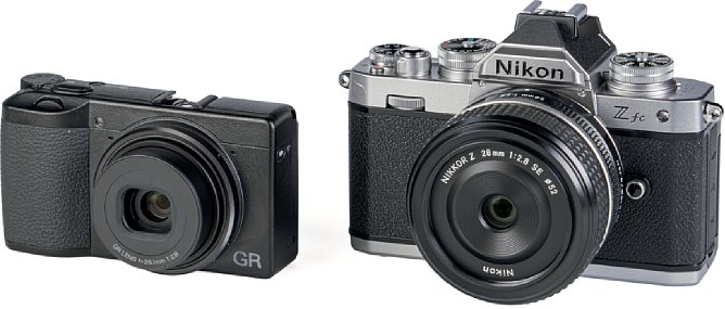 Bild Größenvergleich zwischen der Ricoh GR IIIx und der Nikon Z fc mit Z 28 mm F2.8 SE. Beide haben einen Bildsensor in APS-C-Größe und ein Objektiv mit einer kleinbildäquivalenten Brennweite von ca. 40 mm. [Foto: MediaNord]