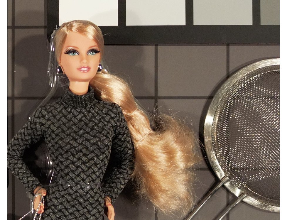 Bild Ein anderer Ausschnitt, noch weiter vergrößert: Selbst die feinen Haare der Barbie-Puppe werden einwandfrei aufgelöst. Auch der Auflösungsabfall zum Rand ist gering. Chromatische Aberrationen zeigt die Kamera der DJI Mini 3 Pro ebenfalls nicht. [Foto: MediaNord]