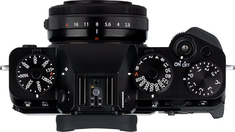 Bild Auch an der Fujifilm X-T5 trägt das XF 27 mm F2.8 R WR kaum auf. [Foto: MediaNord]