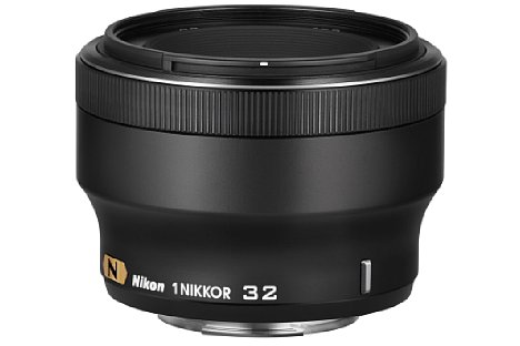 Bild Das Porträtobjektiv Nikon 1-Mount 32 mm F1.2 entspricht einem Kleinbildäquivalent von 85 mm und soll in Silber und Schwarz ab Mitte Juni 2013 für knapp 860 EUR erhältlich sein. [Foto: Nikon]