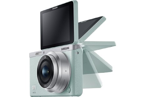 Bild Das Display des Samsung NX mini lässt sich um 180 Grad nach vorne klappen und erleichtert so "Selfies". [Foto: Samsung]