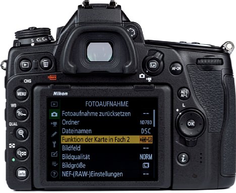Bild Der acht Zentimeter große, mit 2,36 Millionen Bildpunkten sehr hochauflösende Touchscreen der Nikon D780 lässt sich zwar nach oben und unten neigen, eignet sich aber nicht für Selfies. [Foto: MediaNord]