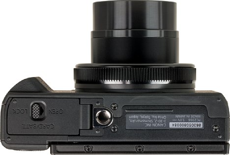 Bild Das Stativgewinde der Canon PowerShot G7 X Mark III sitzt leider sowohl außerhalb der optischen Achse, als auch zu dicht am Speicherkarten- und Akkufach. [Foto: MediaNord]