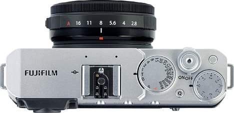 Bild An der kompakten X-E4 wirkt das Fujifilm XF 27 mm F2.8 R WR größer als es ist. Das knapp 450 Gramm leichte Set ist für 1.050 Euro zu haben und damit 300 Euro günstiger als im Einzelkauf. [Foto: MediaNord]