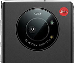 Die 1"-Kamera des Leitz Phone 1 besitzt eine runde Glasabdeckung statt der eckigen des Sharp Aquos R6. [Leica]