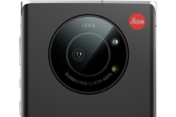 Bild Die 1"-Kamera des Leitz Phone 1 besitzt eine runde Glasabdeckung statt der eckigen des Sharp Aquos R6. [Foto: Leica]