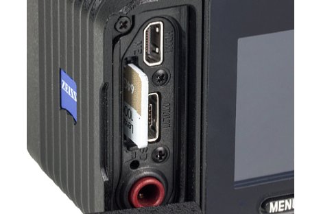 Bild Trotz winziger Größe hat die Sony DSC-RX0 II sogar einen HDMI- und einen direkten Mikrofon-Anschluss. Beim Speicherkarten-Steckplatz setzt Sony weiterhin auf die doppelte Kompatibiliät zu MicroSD und MemoryStick. [Foto: MediaNord]