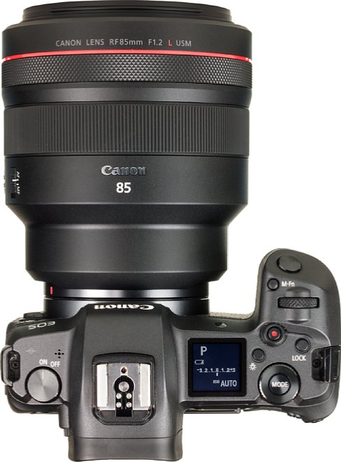 Bild Wie wuchtig das Canon RF 85 mm F1.2L USM ist, sieht man an der EOS R. Mit Sonnenblende wiegt das Objektiv gut doppelt so viel wie die Kamera. [Foto: MediaNord]