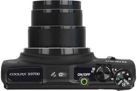 Bild Durch den dreifach geschachtelten Tubus kommt die Nikon Coolpix S9700 trotz des großen Zooms mit einem flachen Gehäuse aus. [Foto: MediaNord]