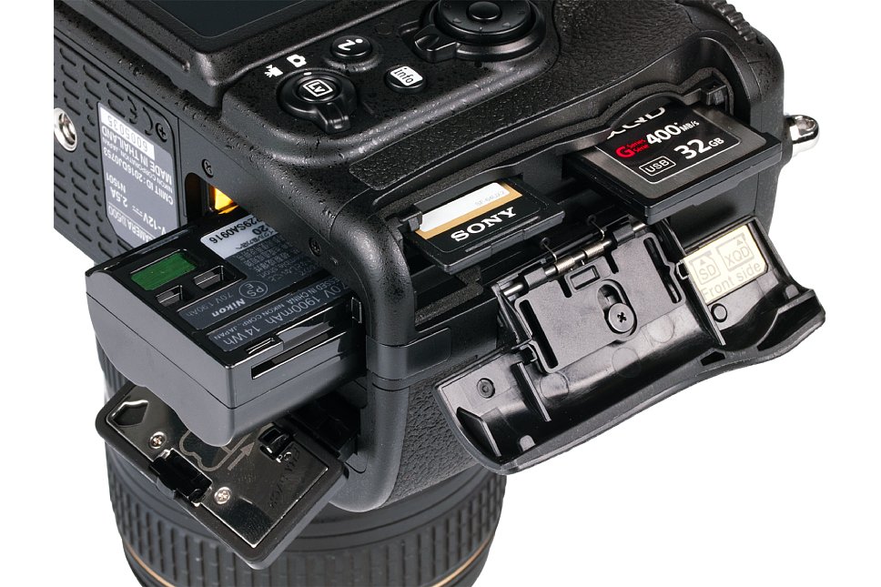 Bild Das Doppel-Speicherkartenfach der Nikon D500 nimmt eine XQD-Karte, die besonders lange schnelle Bildserien erlaubt, sowie eine SD-Karte auf, wobei die modernen Standards SDHC und SDXC sowie UHS I und UHS II für hohe Geschwindigkeiten unterstützt werden. [Foto: MediaNord]