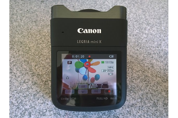 Bild Auf dem Touch-Screen werden alle wichtigen Funktionen angezeigt. Die Canon Legria mini X besitzt auch eine Aussteuerrungsanzeigen, mit dem der Ton manuell ausgesteuert werden kann. [Foto: MediaNord]