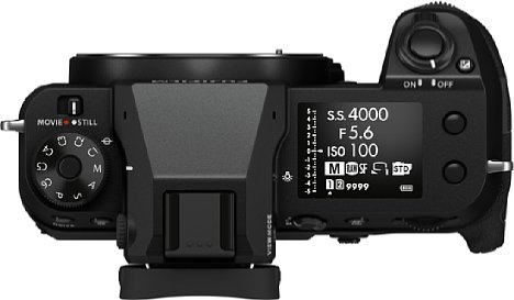 Bild Auf dem mit 1,8 Zoll (4,5 cm) Diagonale sehr großen Top-Display der Fujifilm GFX 50S II können viele Aufnahmeparameter und alternativ auch virtuelle Einstellringe angezeigt werden. [Foto: Fujifilm]