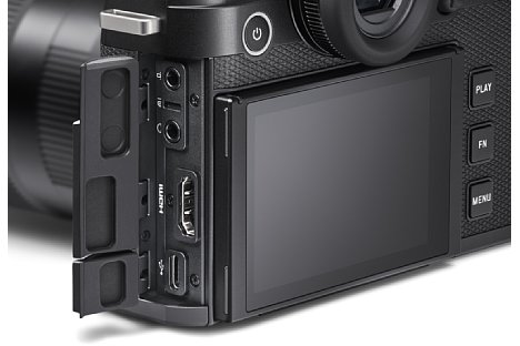 Bild Mit Mikrofonein- und Kopfhörerausgang, Timecode, USB-C und HDMI-A bietet die Leica SL3 eine gute Schnittstellen-Ausstattung. WiFi 5 und Bluetooth 5 LE sind ebenfalls mit an Bord. [Foto: Leica]