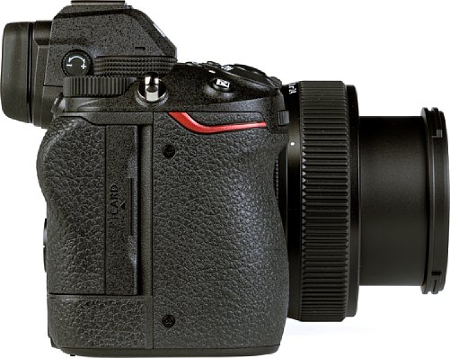 Bild Nikon hat auf die Kritik am Single-XQD-Speicherkartenfach der Z 6 und Z 7 gehört und verbaut in der Z 5 einen Doppel-SD-Schacht mit schnellem UHS II. [Foto: MediaNord]