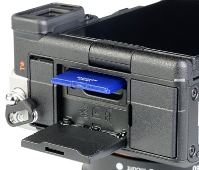 Bild Das Speicherkartenfach der Sony Alpha 7C sitzt etwas ungewohnt auf der Schnittstellenseite und bietet lediglich für eine Speicherkarte Platz. Immerhin ist es UHS-II-kompatibel, nutzt das Geschwindigkeitspotential aber kaum. [Foto: MediaNord]