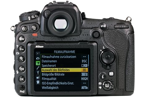 Bild Der acht Zentimeter große Touchscreen der Nikon D500 löst mit 2,36 Millionen Bildpunkten äußerst fein auf und lässt sich zudem nach oben und unten klappen. [Foto: MediaNord]