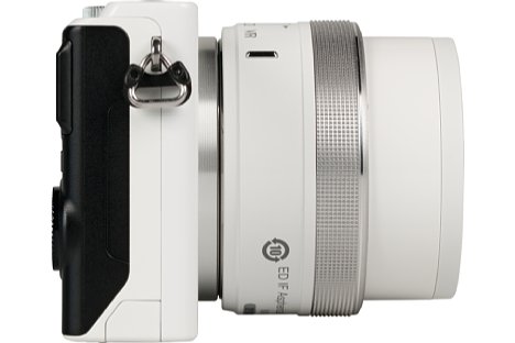 Bild Mit 28,5 Millimeter Tiefe passt die Nikon 1 J4 gut in jede Tasche. Im Ruhezustand ist das Objektiv ebenfalls angenehm klein. [Foto: MediaNord]