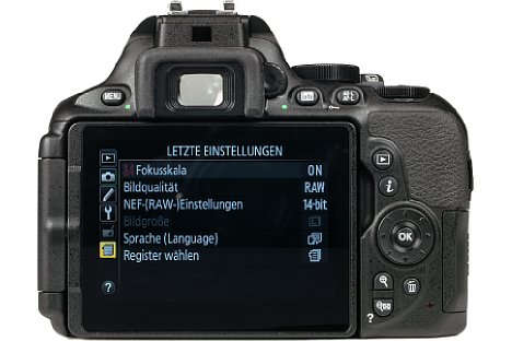 Bild Der 8,1 Zentimeter große Touchscreen der Nikon D5600 lässt sich schwenken und drehen. Der charakteristische Spiegelreflexsucher hingegen fällt etwas mickrig aus. [Foto: MediaNord]