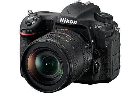 Nikon D500 mit Nikon AF-S 16-80 mm 1:2.8-4E ED VR. [Foto: Nikon]