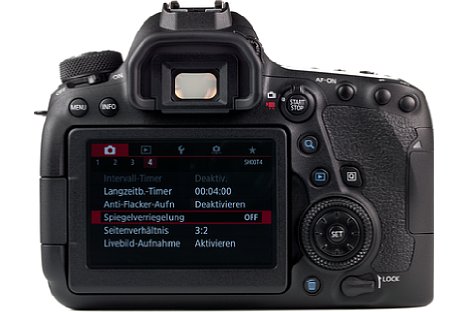 Bild Der rückwärtige Touchscreen der Canon EOS 6D Mark II erlaubt dank Dreh- und Schwenkmechanismus im Live-View-Betrieb Aufnahmen aus allen möglichen Perspektiven. [Foto: MediaNord]