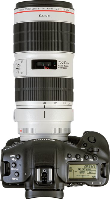 Bild Ein Fokusfenster zeigt auf der Oberseite des Canon EF 70-200 mm 2.8 L IS III USM zwischen Zoom- und Fokusring die eingestellte Entfernung an. Der Fokusring erlaubt auch bei aktiviertem Autofokus eine direkte manuelle Nachjustierung. [Foto: MediaNord]